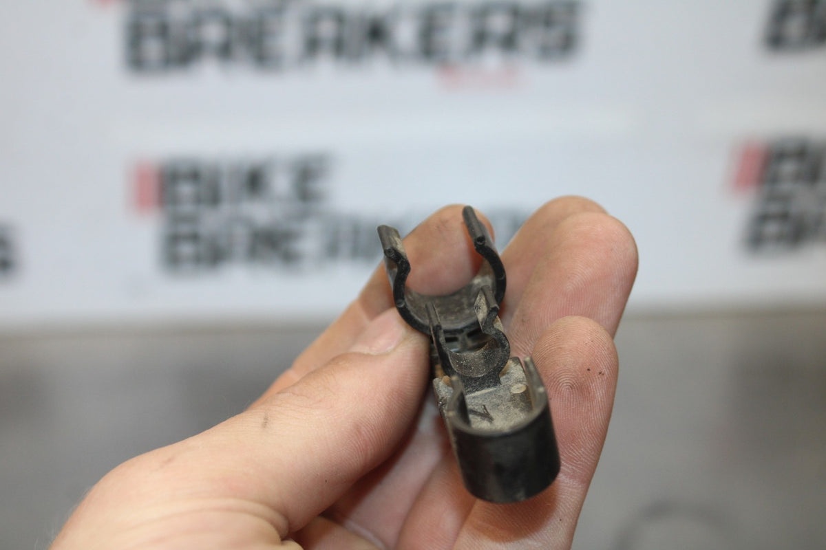 05 YAMAHA YZF R6 FUEL HOSE GAS LINE CLIP BB894