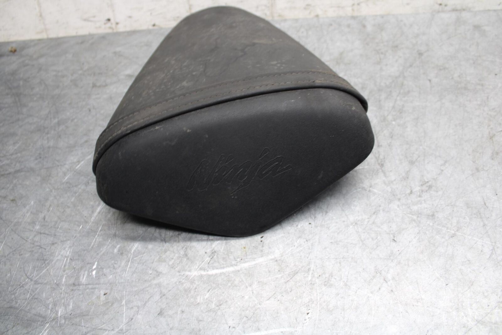 2009 Kawasaki Ninja ZX6R ZX600R REAR BACK PASSENGER TANDEM SEAT PAD SADDLE BB538