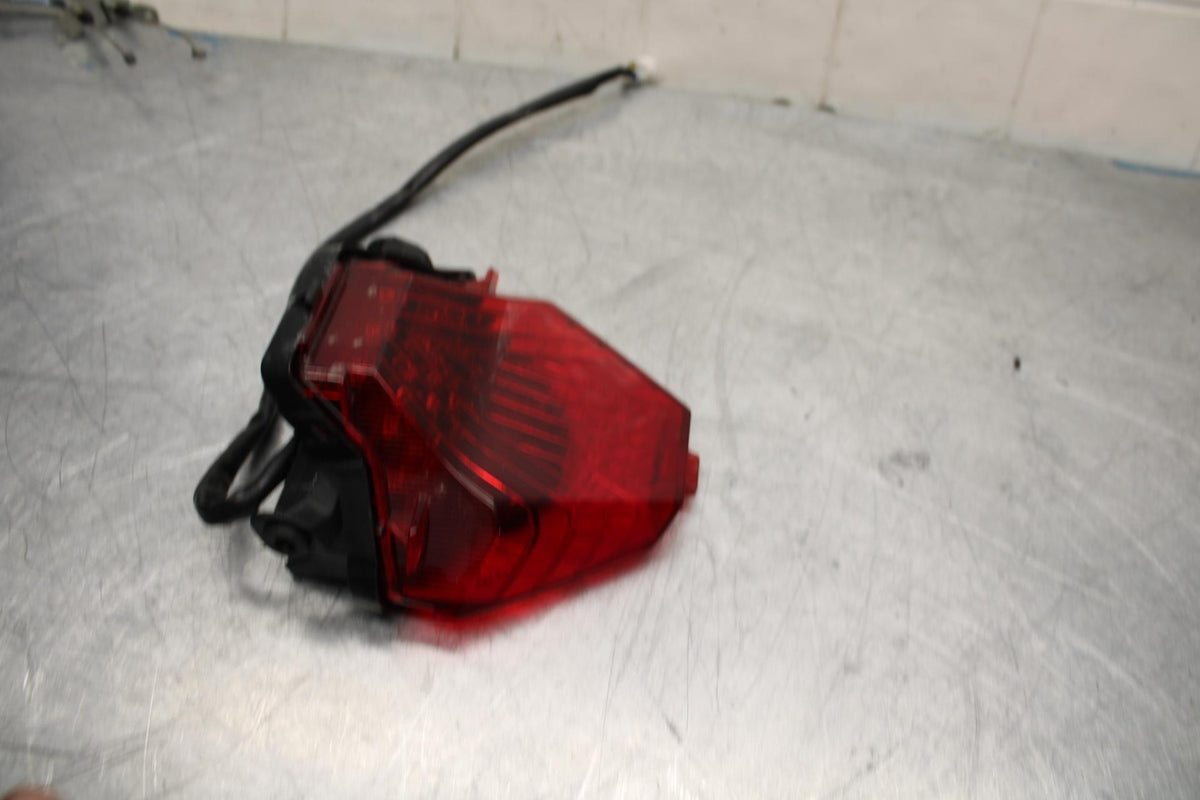 17-18 YAMAHA YZF R3 REAR TAIL TAILLIGHT BACK BRAKE LIGHT  BB438