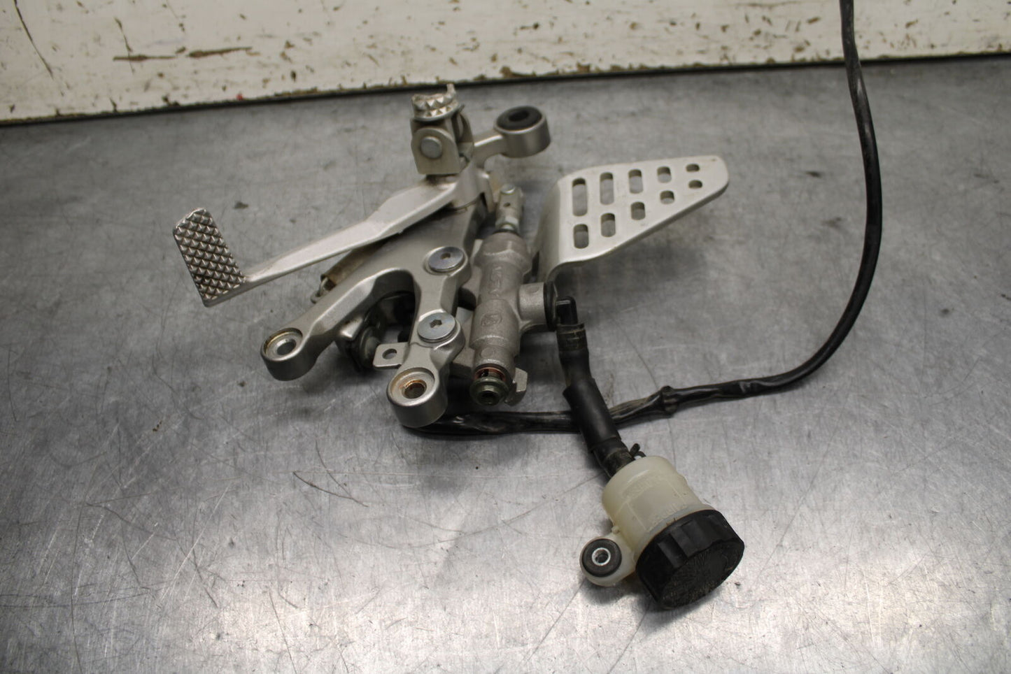 06-07 YAMAHA YZF R6 RIGHT REARSET REAR SET DRIVER FOOT PEG REST STOP BB742