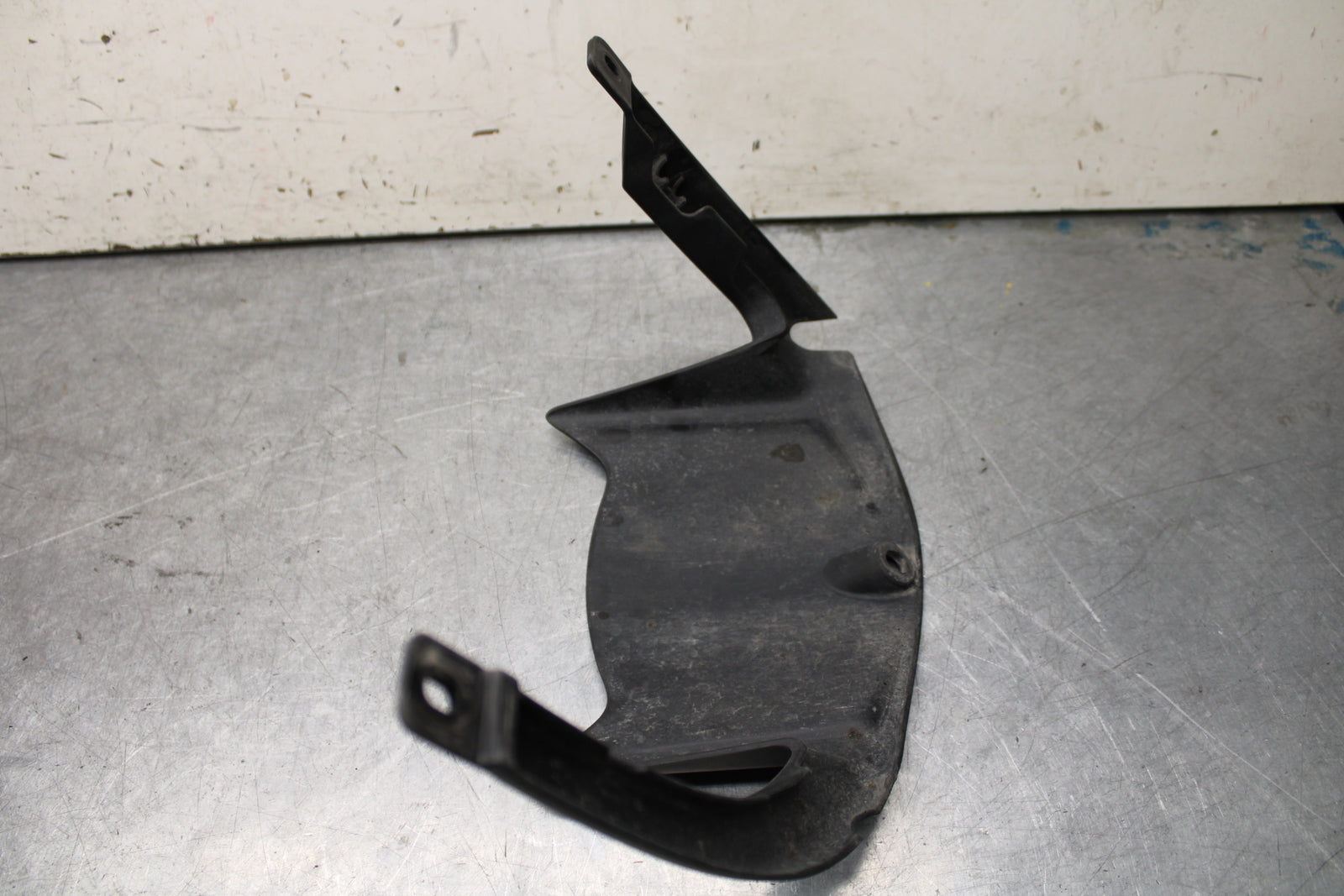 16 KAWASAKI NINJA ZX10R REAR BACK WHEEL TIRE HUGGER FENDER 35023-0188  BB650