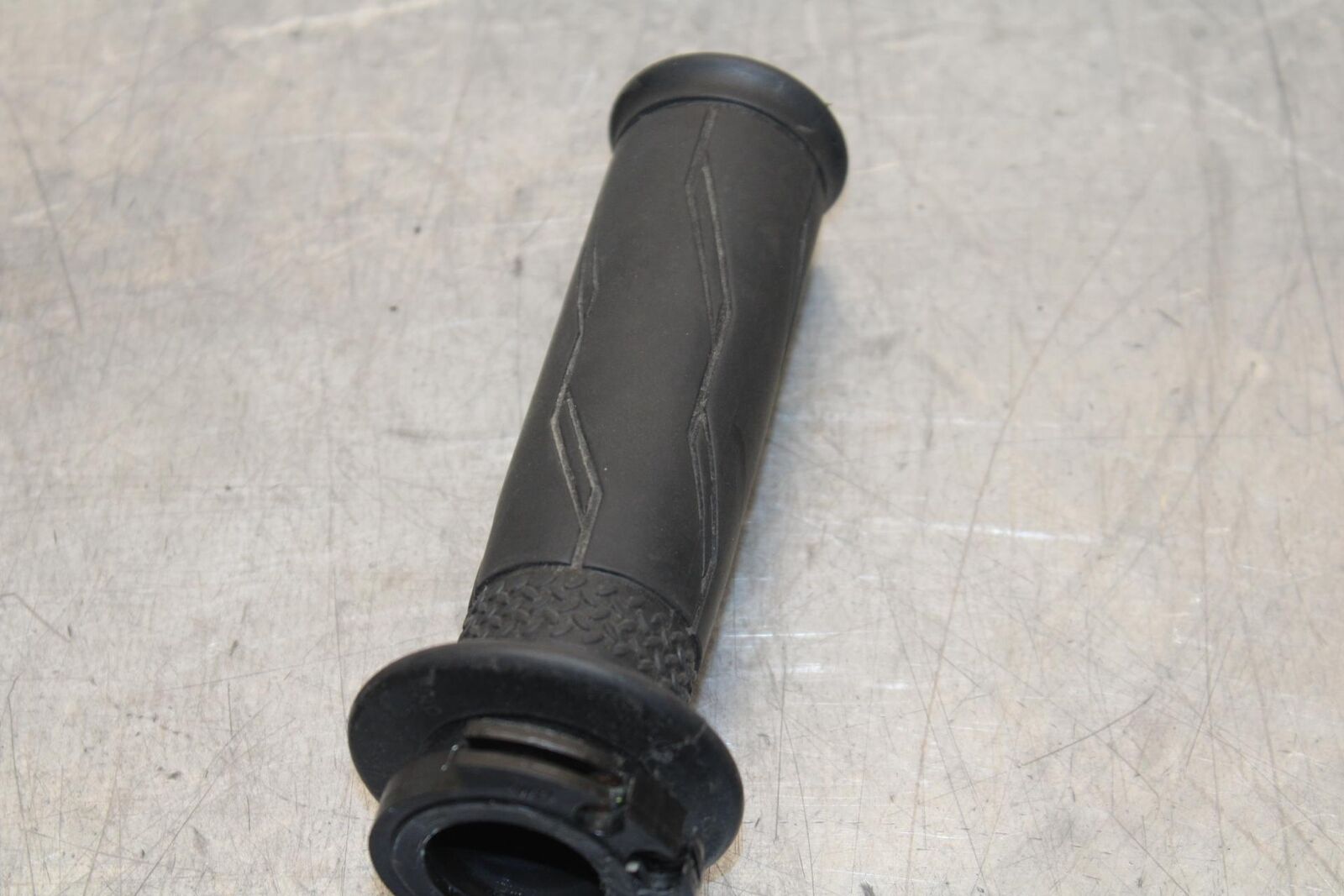 19-21 YAMAHA YZF R3 RIGHT THROTTLE GRIP BB588
