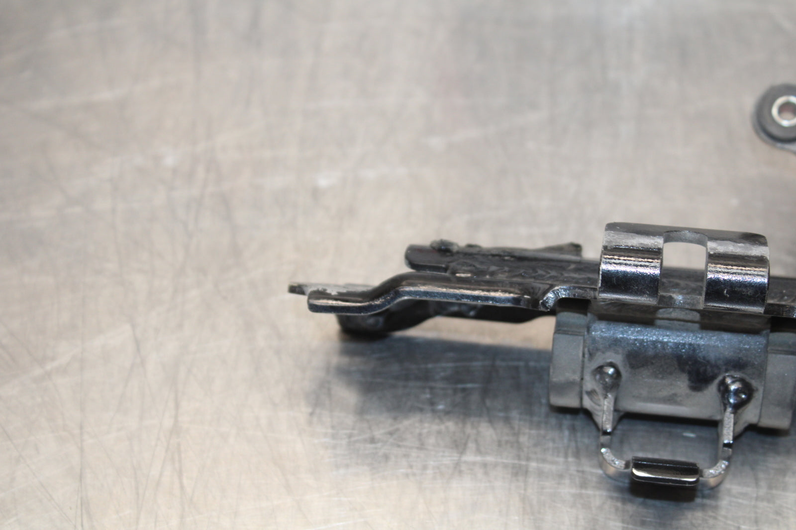 04-05 KAWASAKI NINJA ZX10R GAS TANK FUEL PETROL RESERVOIR BRACKET MOUNT BB163