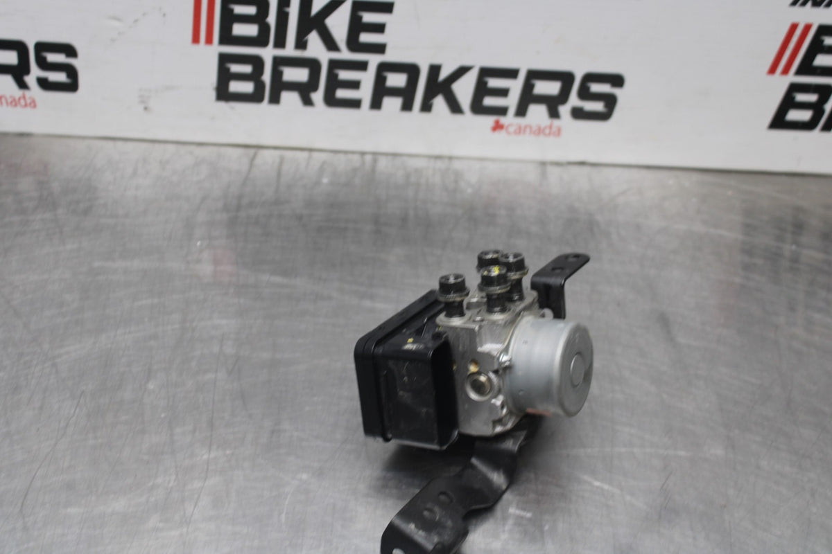 18-26 KAWASAKI Z400 ABS PUMP UNIT MODULE BB852