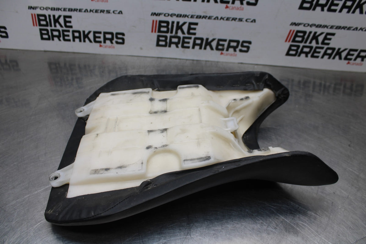 05 YAMAHA YZF R6 FRONT DRIVERS SEAT PAD SADDLE PILLION BB814