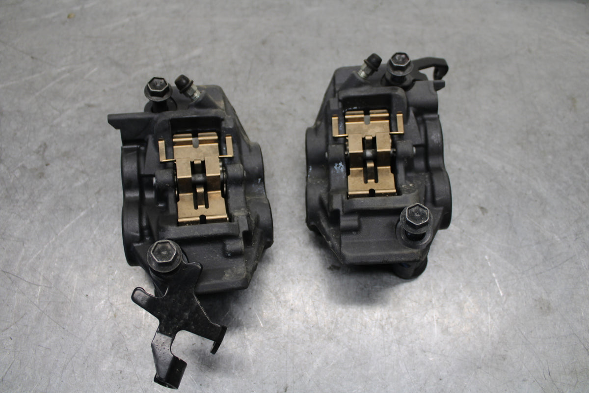 22-24 YAMAHA XSR900 RIGHT LEFT FRONT BRAKE CALIPER SET PAIR CALIPERS BB683