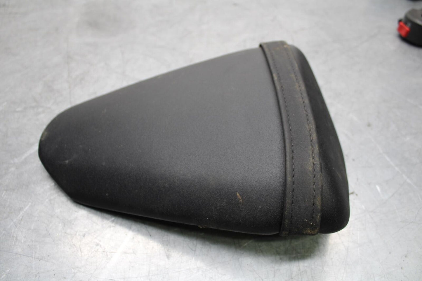 2009 Kawasaki Ninja ZX6R ZX600R REAR BACK PASSENGER TANDEM SEAT PAD SADDLE BB548