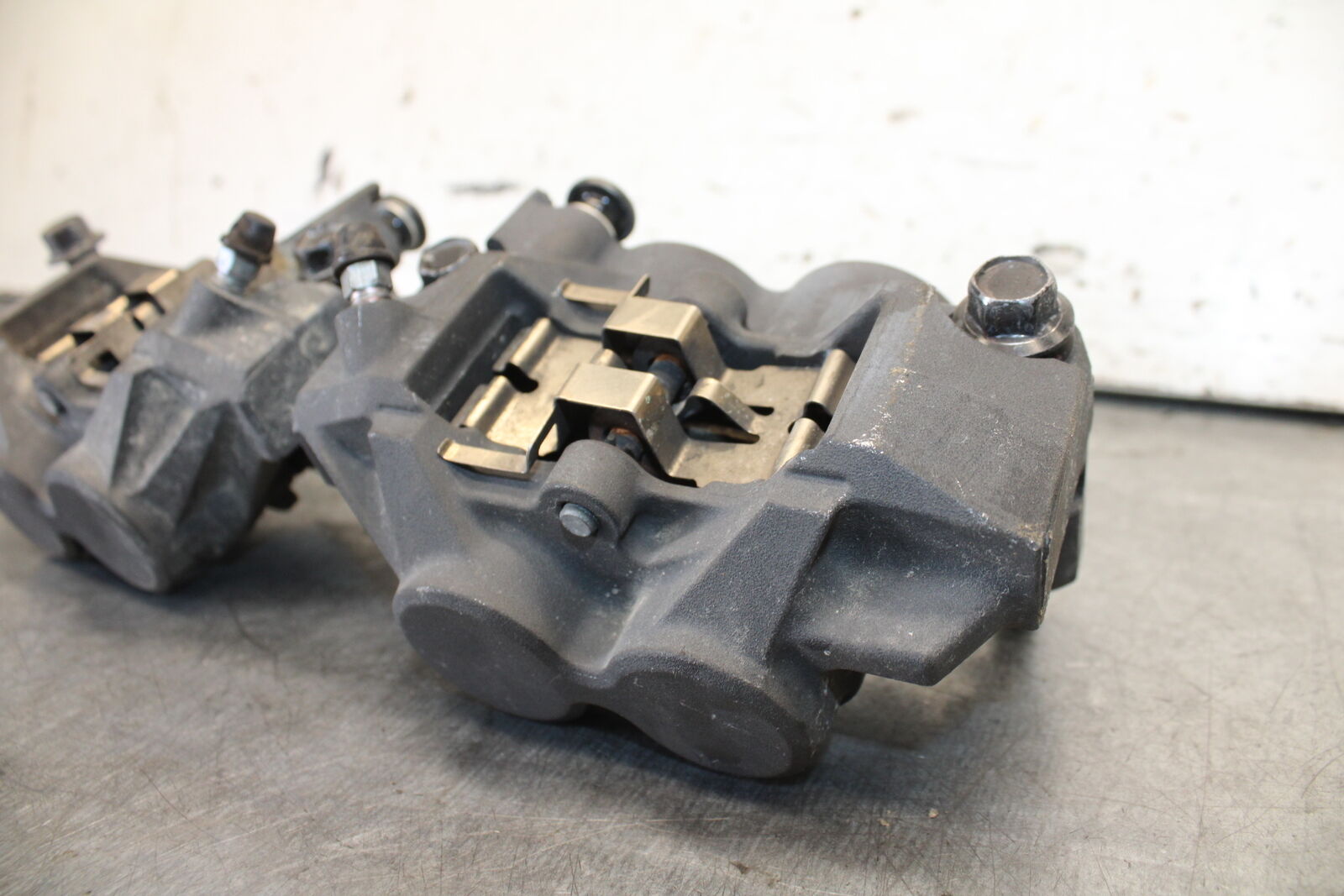 08-16 YAMAHA YZF R6 RIGHT LEFT FRONT BRAKE CALIPER SET PAIR CALIPERS BB665