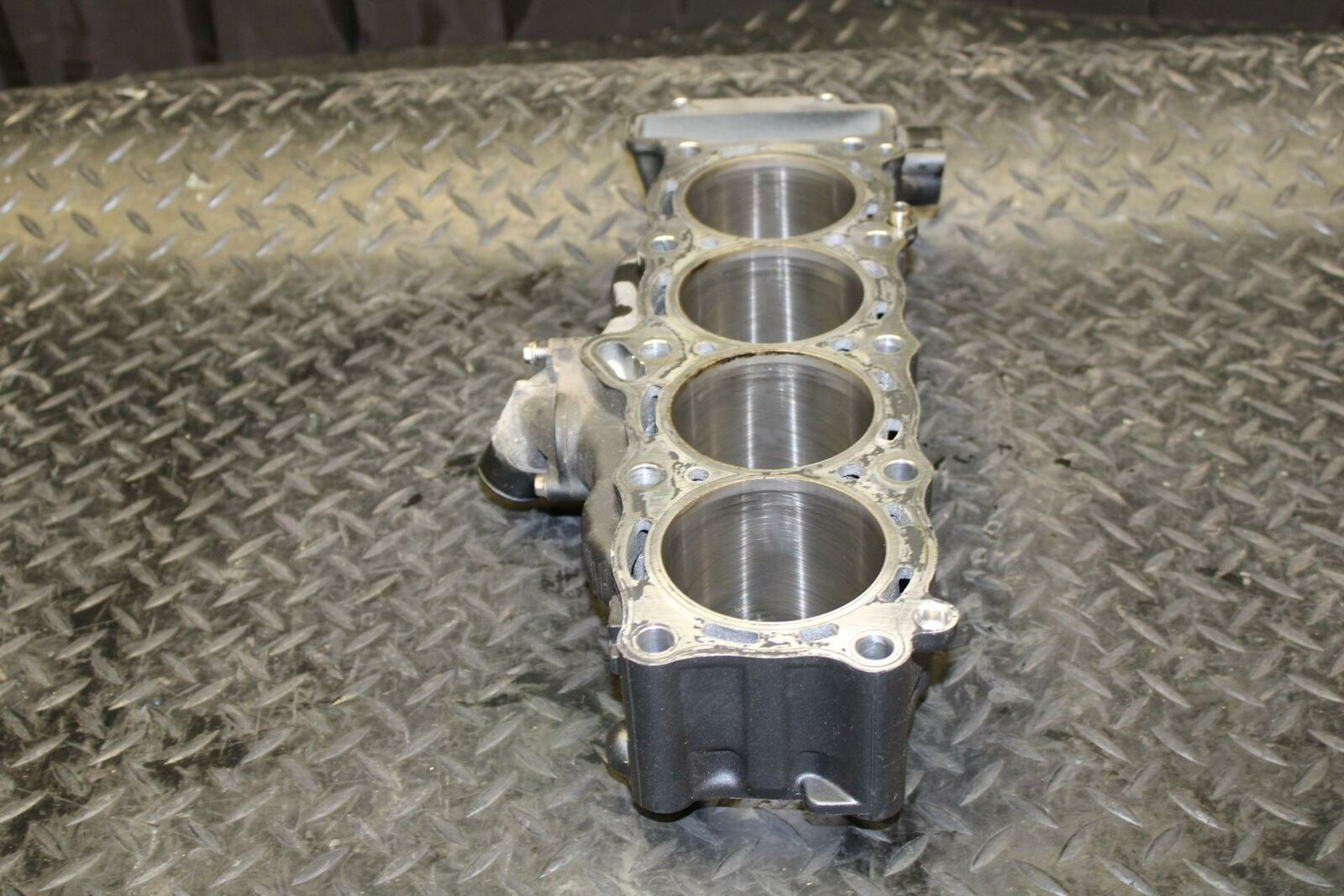06 YAMAHA YZF R1 ENGINE MOTOR PISTON CYLINDERS BLOCK JUG BB191 B
