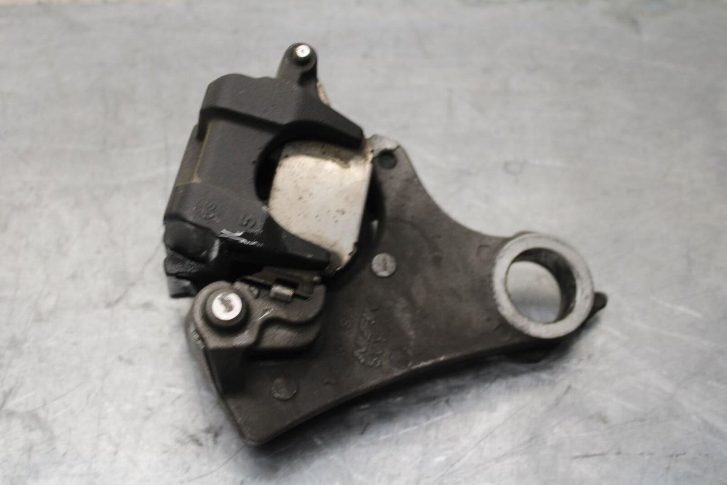 2007 Yamaha YZF R1 REAR BRAKE CALIPER W MOUNT BRACKET 5VY-2580W-12-00 BB575