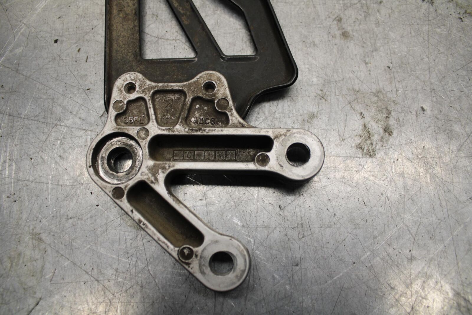 2002 Suzuki GSXR1000 LEFT REARSET REAR SET DRIVER FOOT PEG BRACKET MOUNT BB73