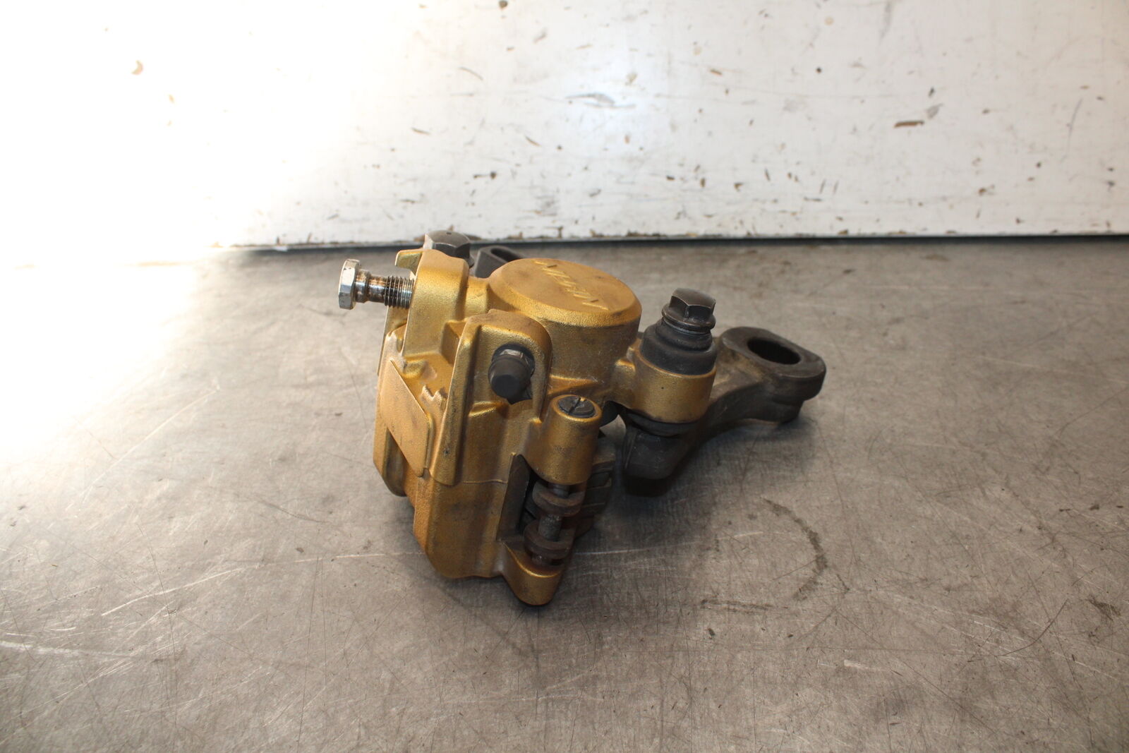 07-08 TRIUMPH DAYTONA 675 REAR BACK BRAKE CALIPER W MOUNT BRACKET BB685