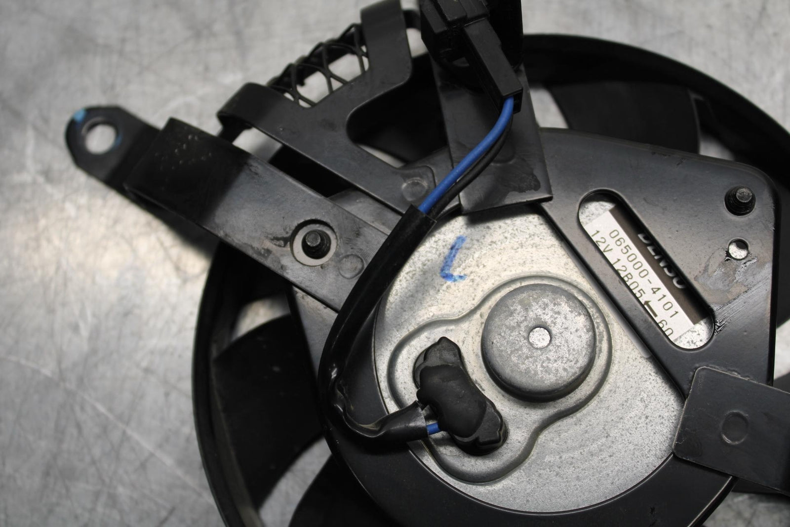 20 SUZUKI GSXR 1000 LEFT ENGINE RADIATOR COOLING FAN MOTOR  BB597