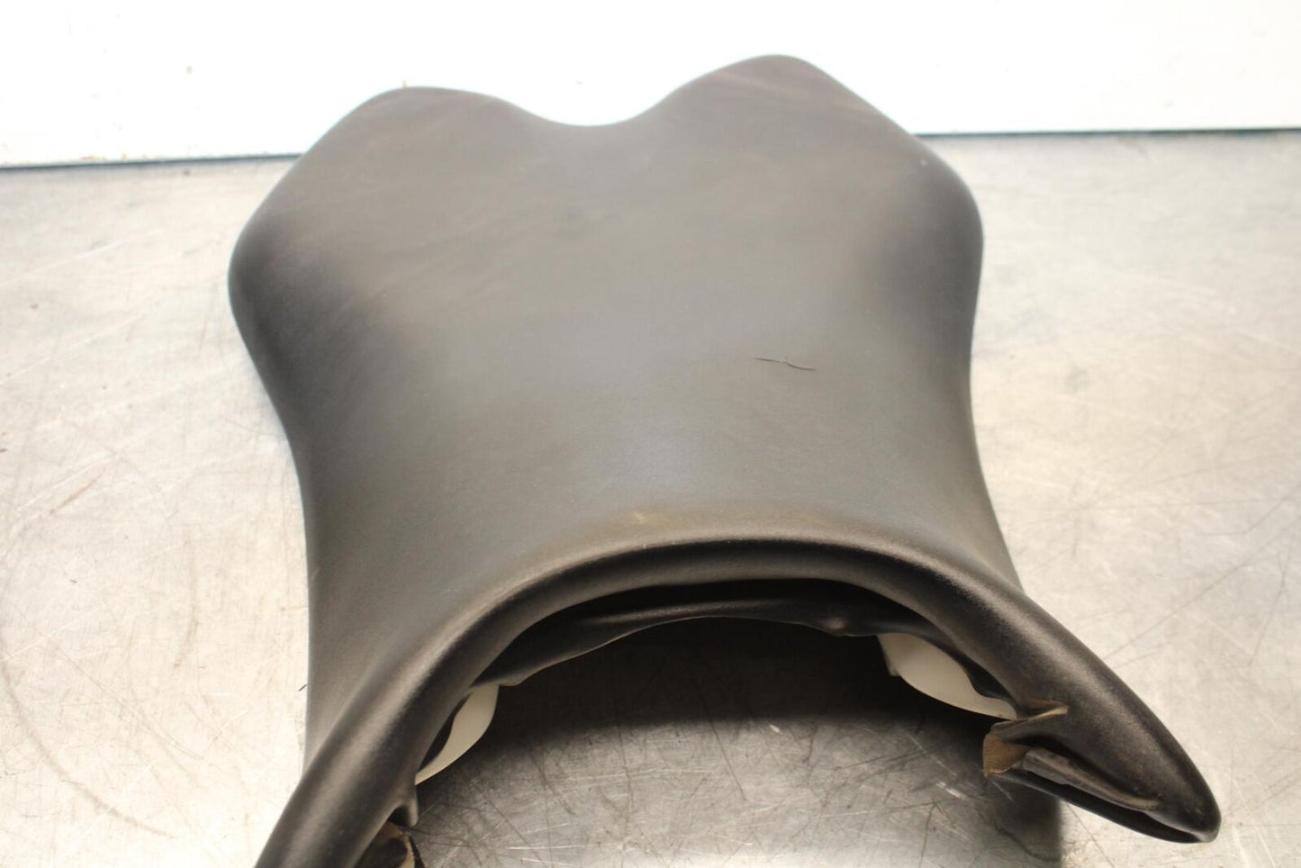 2007 Yamaha YZF R1 FRONT DRIVERS SEAT PAD SADDLE PILLION 4C8-24710-00-00 BB483