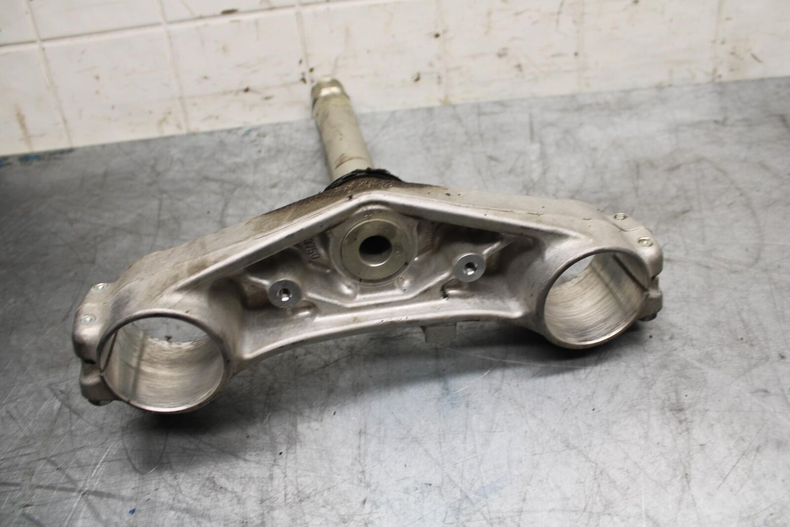 08-09 SUZUKI GSXR600 FRONT FORKS CLAMP LOWER TRIPLE TREE STEM 51410-01H10 BB468
