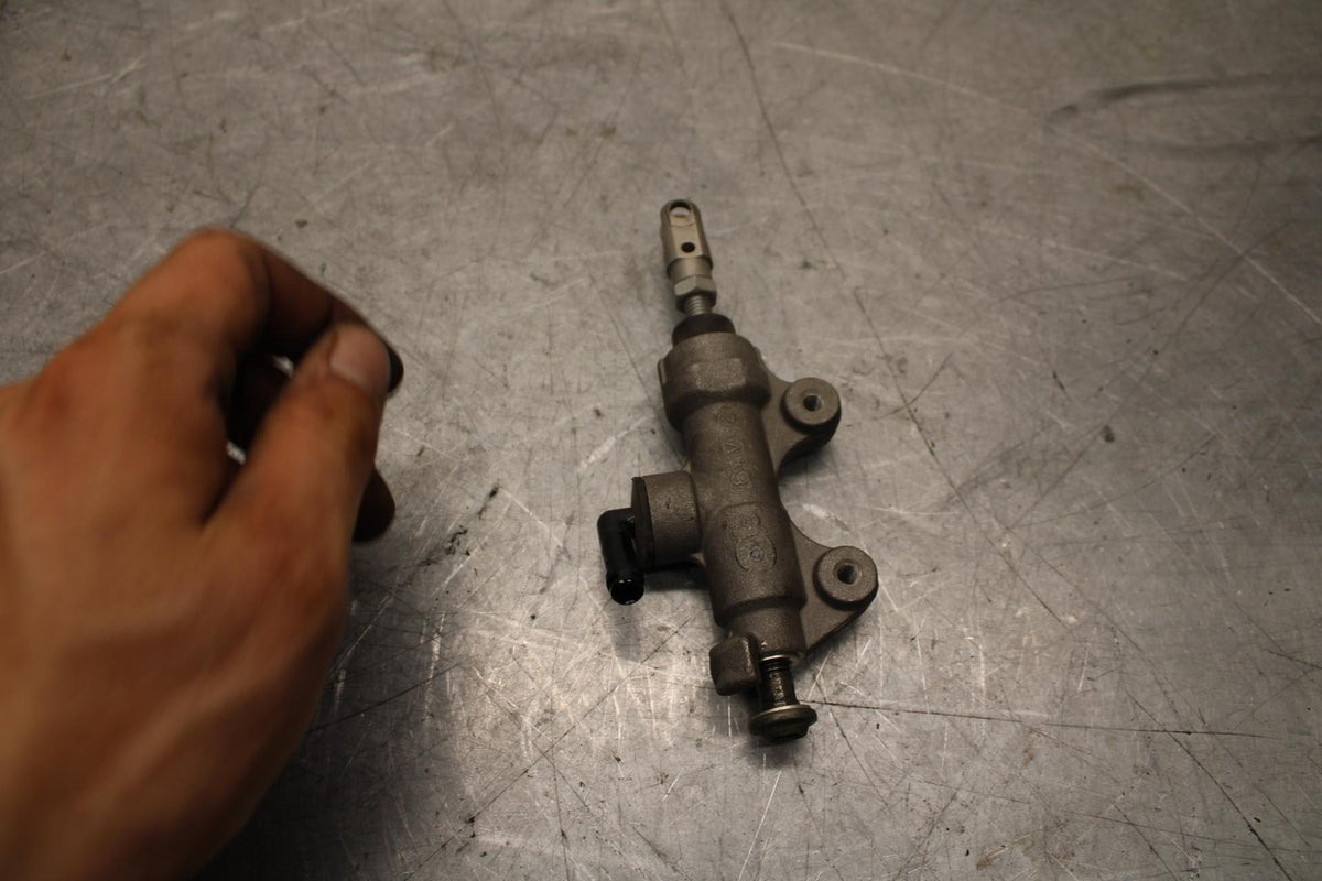 2007 Yamaha YZF R6 REAR BACK BRAKE MASTER CYLINDER 2C0-2583V-01-00 BB525
