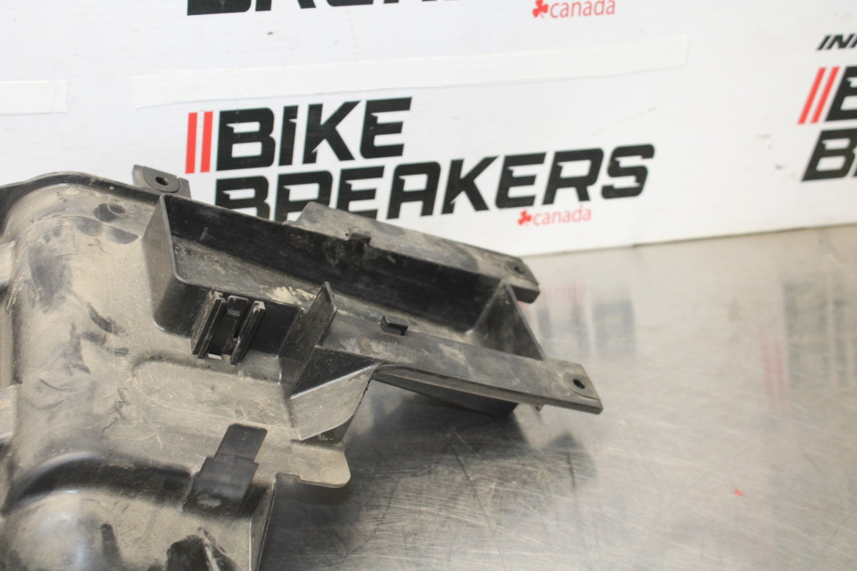 05-06 KAWASAKI NINJA ZX6R REAR BACK TAIL UNDERTAIL BATTERY TRAY PLASTIC BB877
