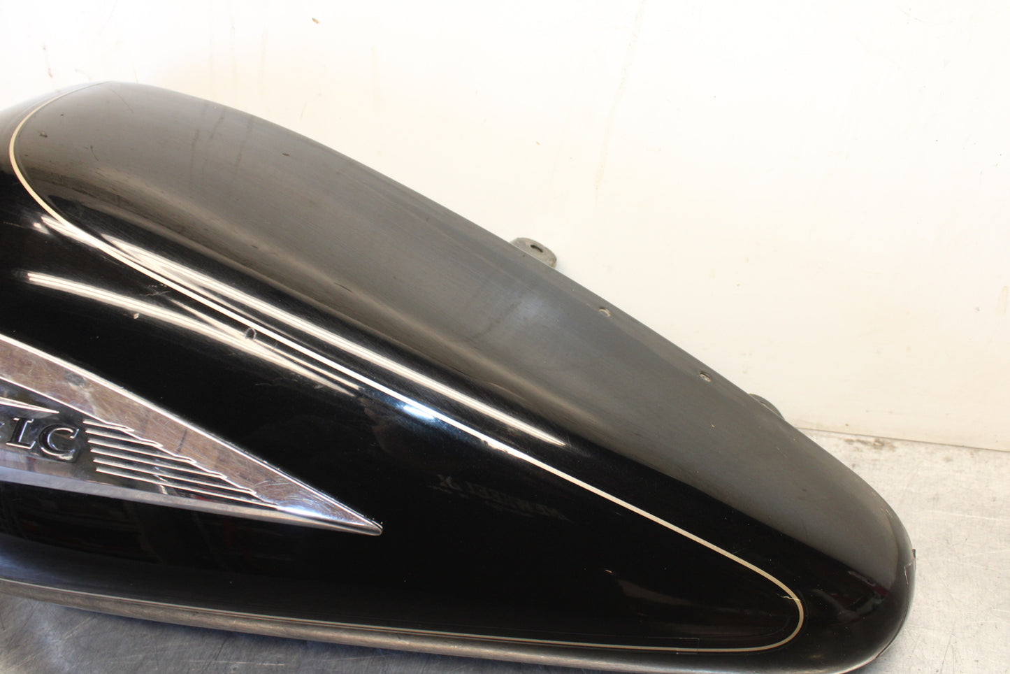 00 SUZUKI INTRUDER 1500 VL1500 LEFT GAS TANK CAP COVER TRIM COWL FAIRING BB761