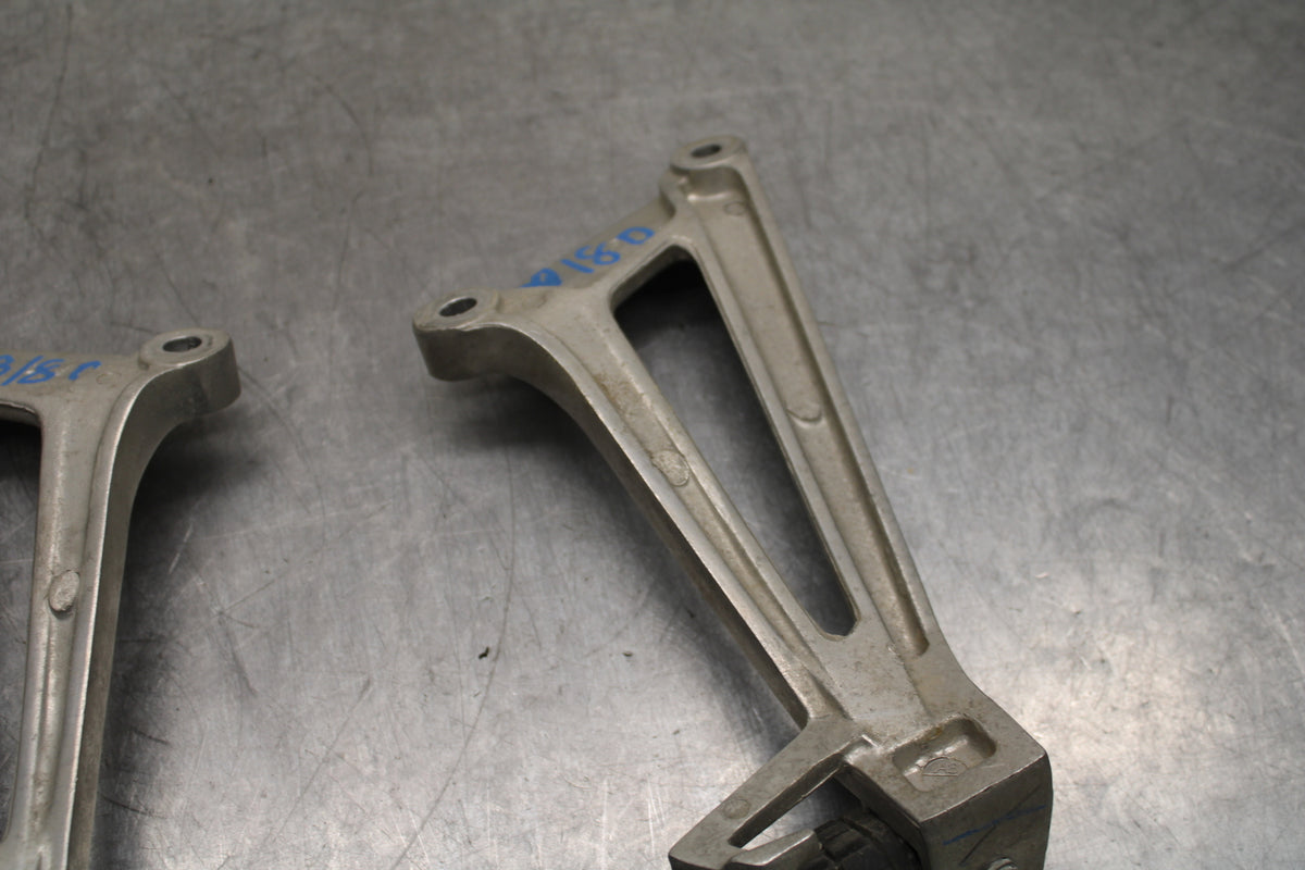 08 HONDA CBR125R REAR BACK PASSENGER PEG SET PAIR BB114