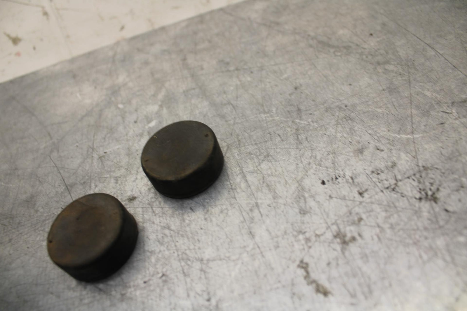 75 SUZUKI GT 550 GAS TANK FUEL MOUNTING RUBBER  BB72