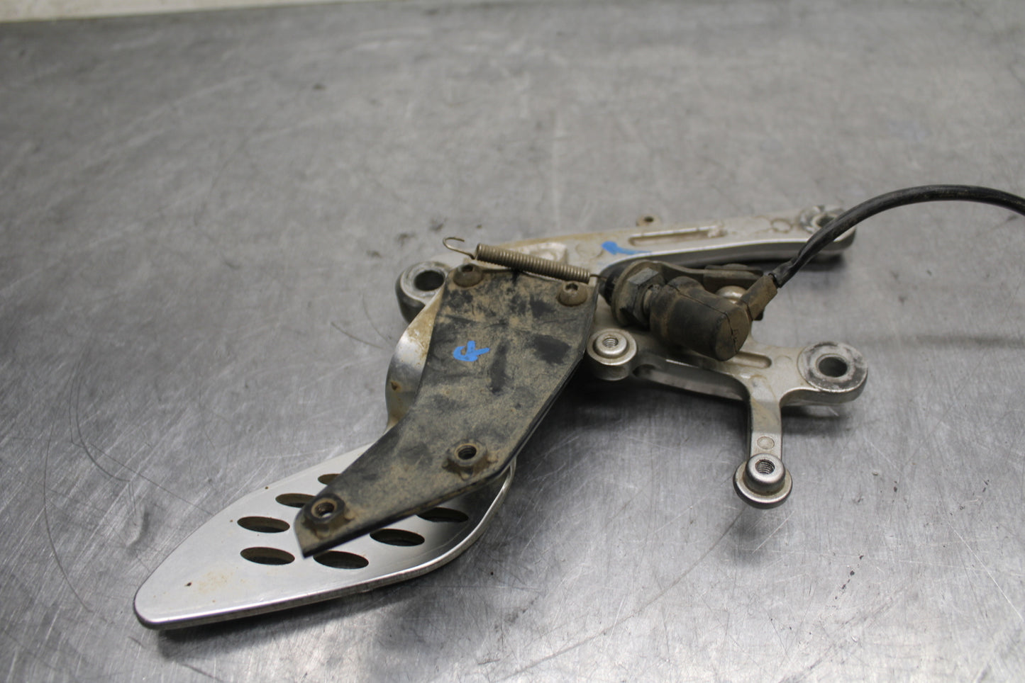 04-05 YAMAHA YZF R1 RIGHT REARSET REAR SET DRIVER FOOT PEG BRACKET MOUNT BB131