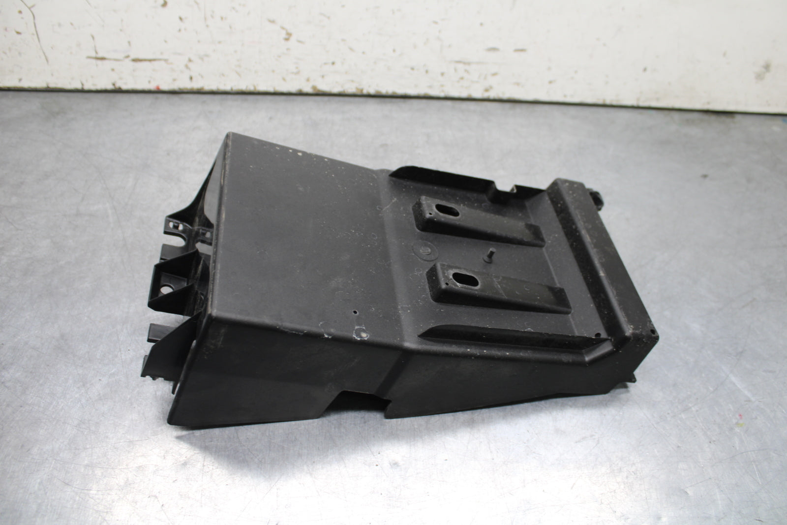 24 KAWASAKI NINJA 500 ABS REAR BACK TAIL UNDERTAIL BATTERY TRAY PLASTIC BB730