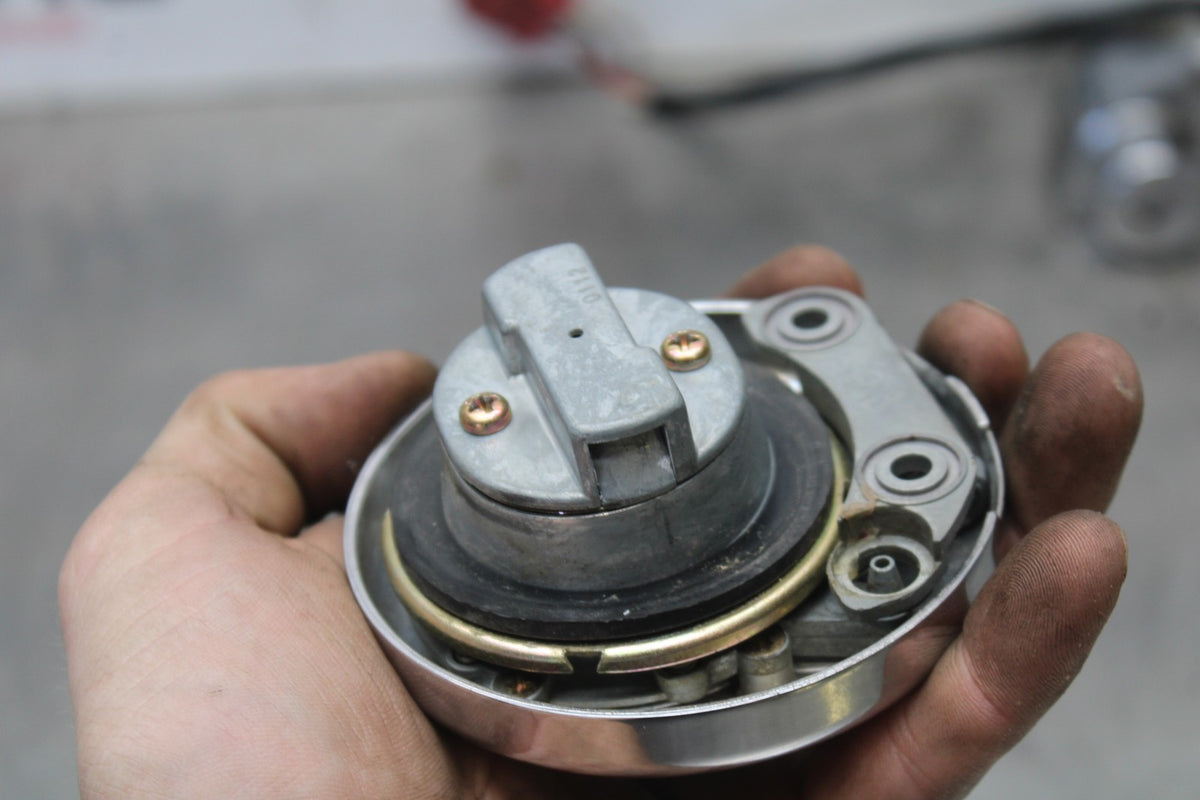 02 KAWASAKI VULCAN 800 VN800B CLASSIC IGNITION GAS CAP SIDE LOCK NO KEY BB862