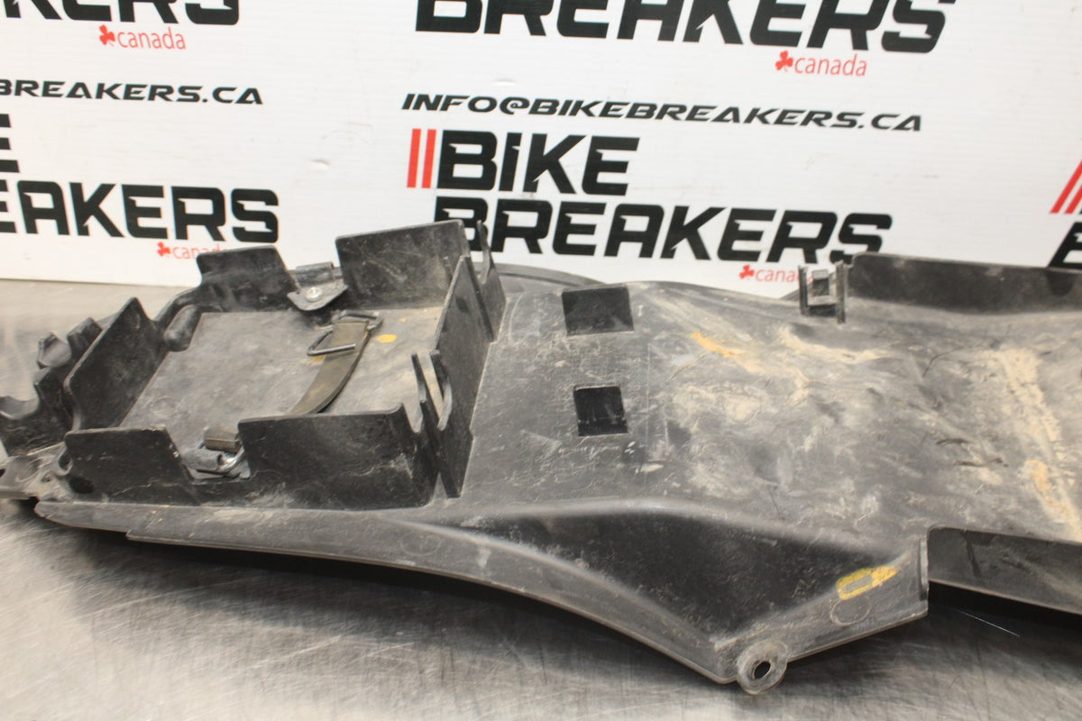 09 KAWASAKI NINJA 250R REAR BACK TAIL UNDERTAIL FAIRING COWL FENDER BB824