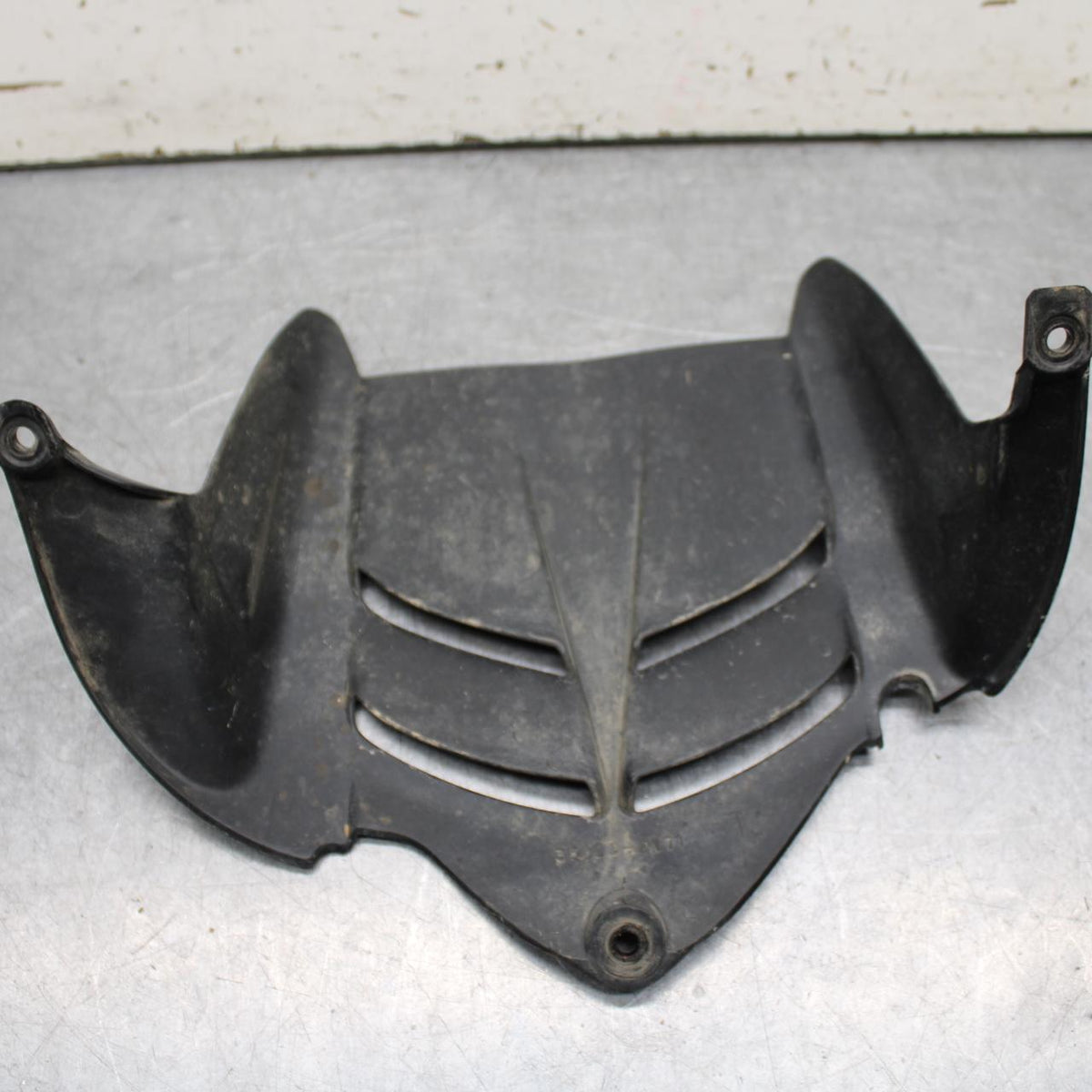 21 KAWASAKI NINJA ZX6R REAR BACK WHEEL TIRE HUGGER FENDER 35023-0171 BB647