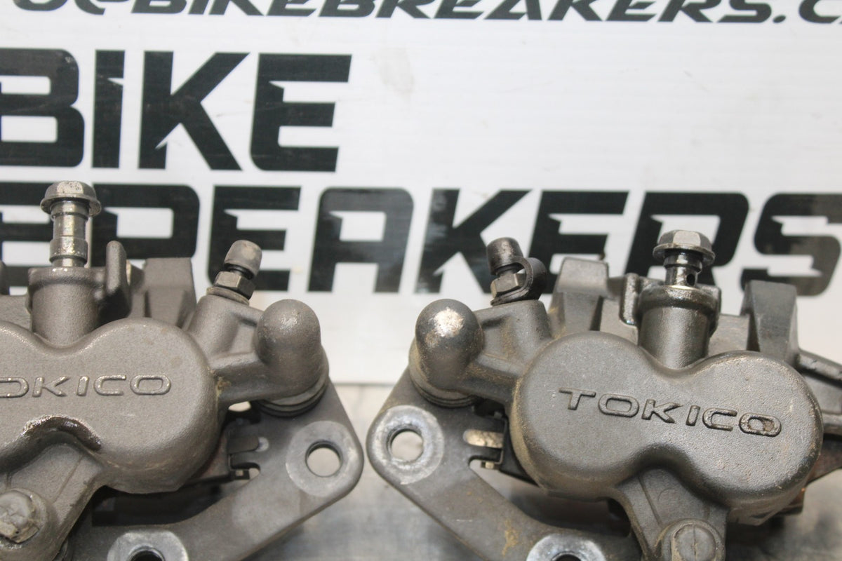09-10 KAWASAKI ER-6N RIGHT LEFT FRONT BRAKE CALIPER SET PAIR CALIPERS BB205
