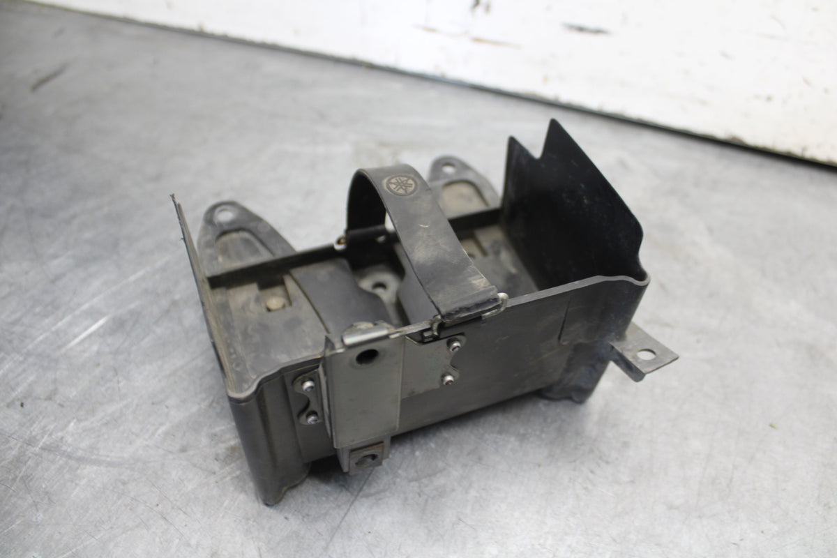 04-06 YAMAHA YZF R1 REAR BACK TAIL UNDERTAIL BATTERY TRAY PLASTIC BB659