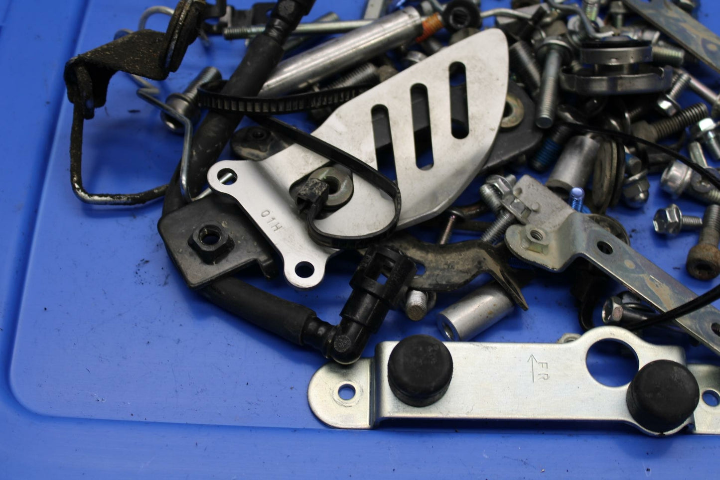 06-07 SUZUKI GSXR600 BOLT BRACKET LEFTOVER BB289