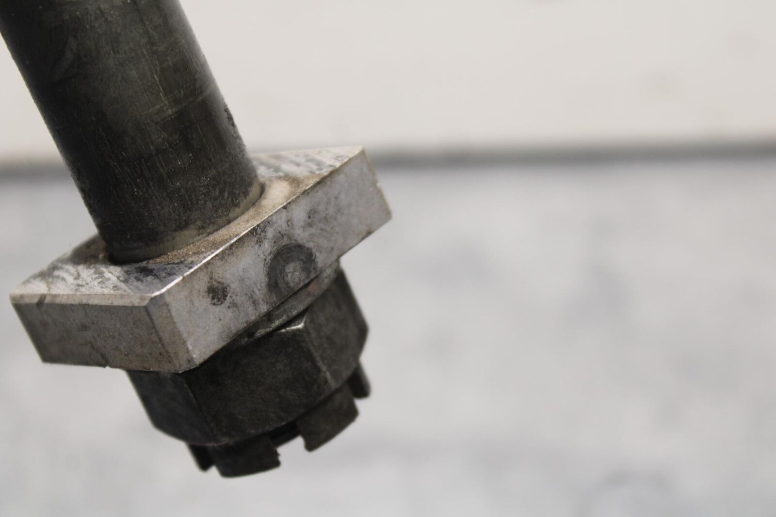 09-12 KAWASAKI NINJA ZX6R REAR AXLE BACK WHEEL RIM BOLT AXEL 41068-0035 BB617