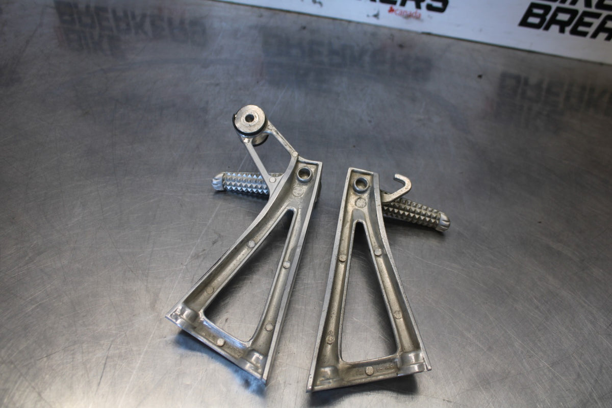 03-04 YAMAHA YZF R6 REAR BACK PASSENGER PEG SET PAIR BB890