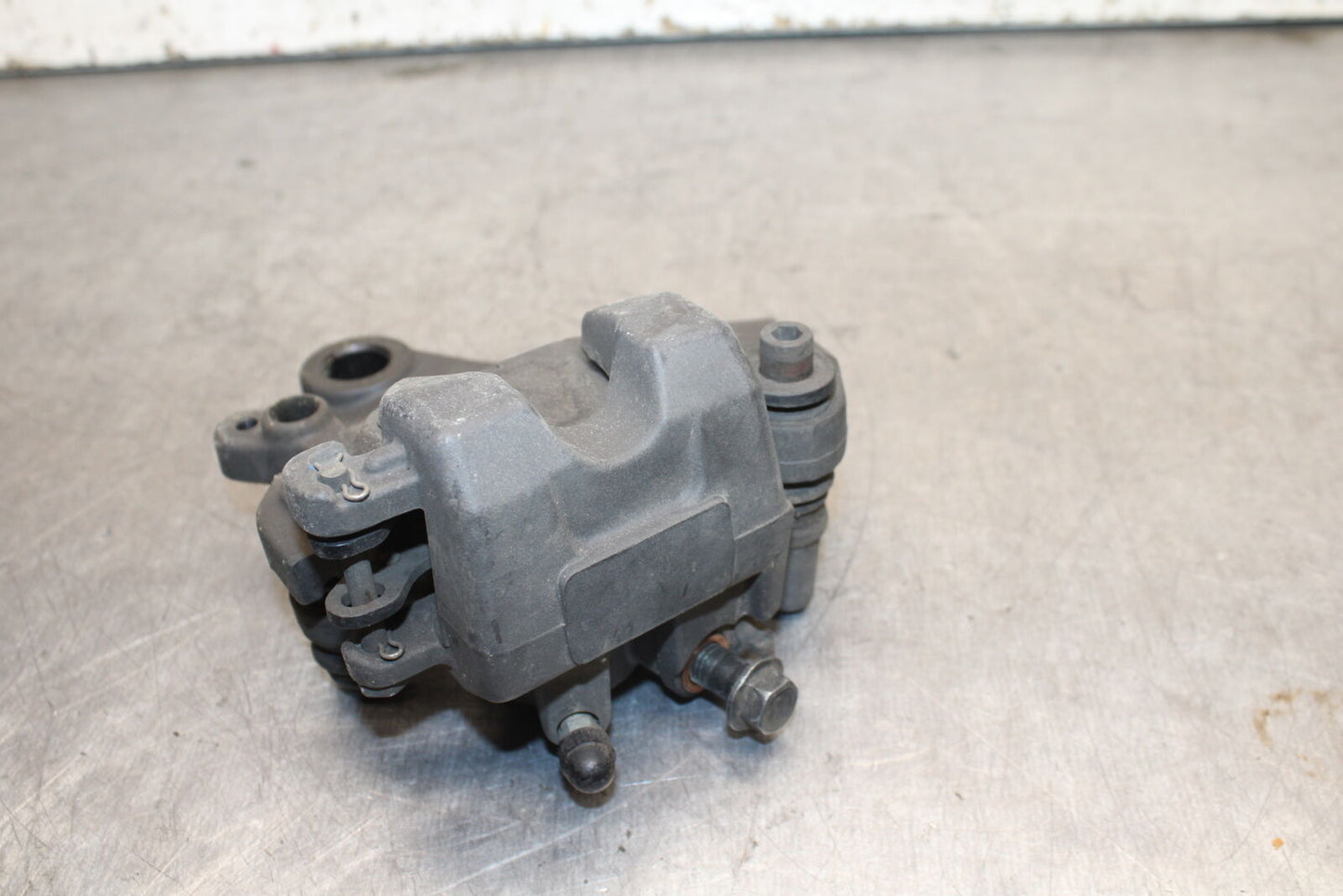 15-17 YAMAHA YZF R3 REAR BACK BRAKE CALIPER W MOUNT BRACKET BB111
