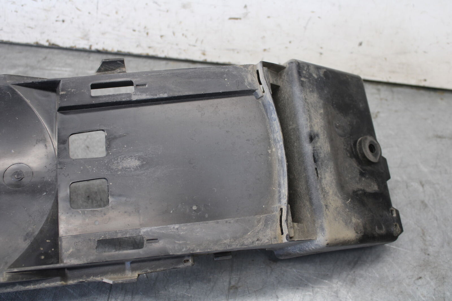 06-07 SUZUKI GSXR 600 REAR BACK TAIL UNDERTAIL BATTERY TRAY PLASTIC BB694