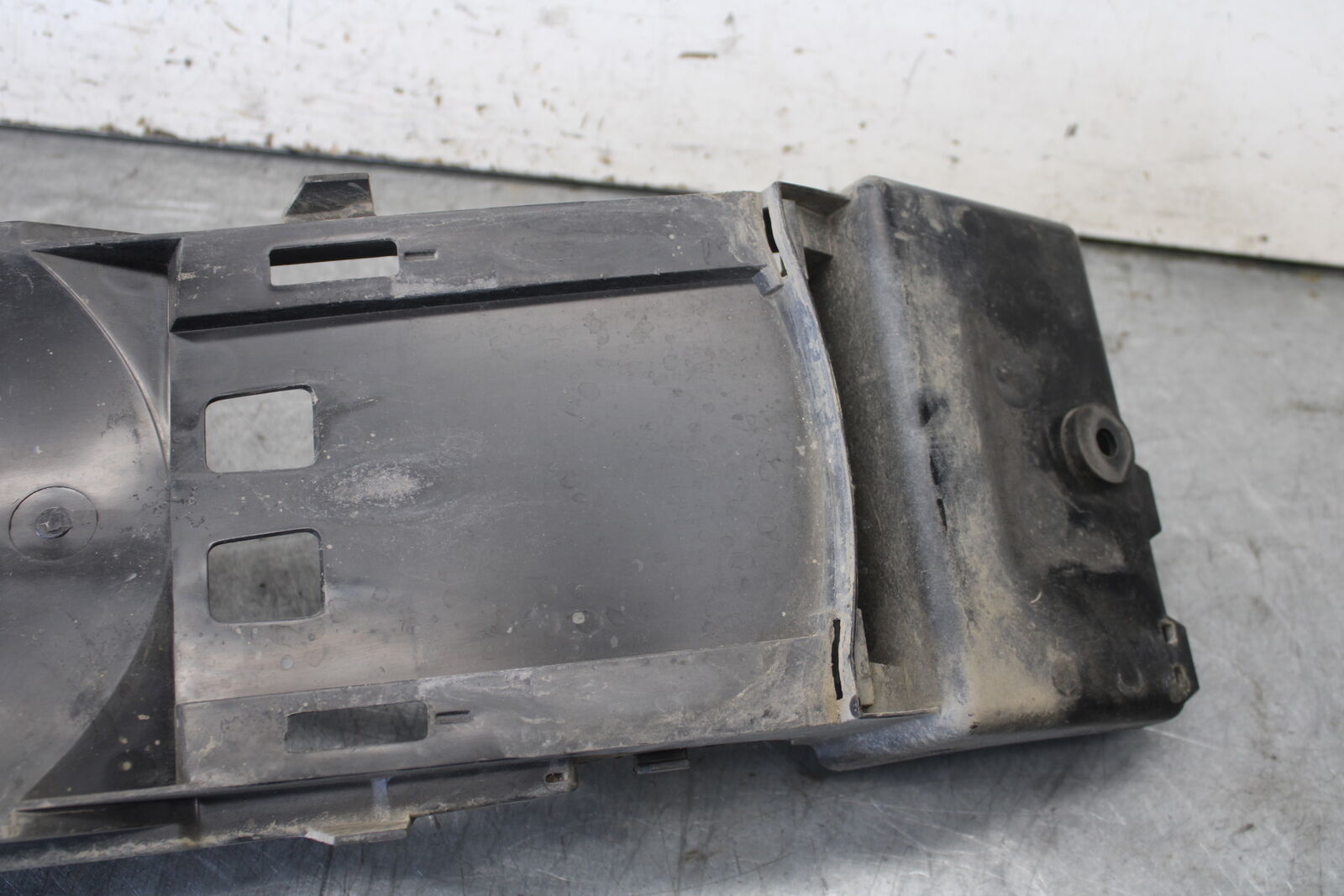06-07 SUZUKI GSXR 600 REAR BACK TAIL UNDERTAIL BATTERY TRAY PLASTIC BB694