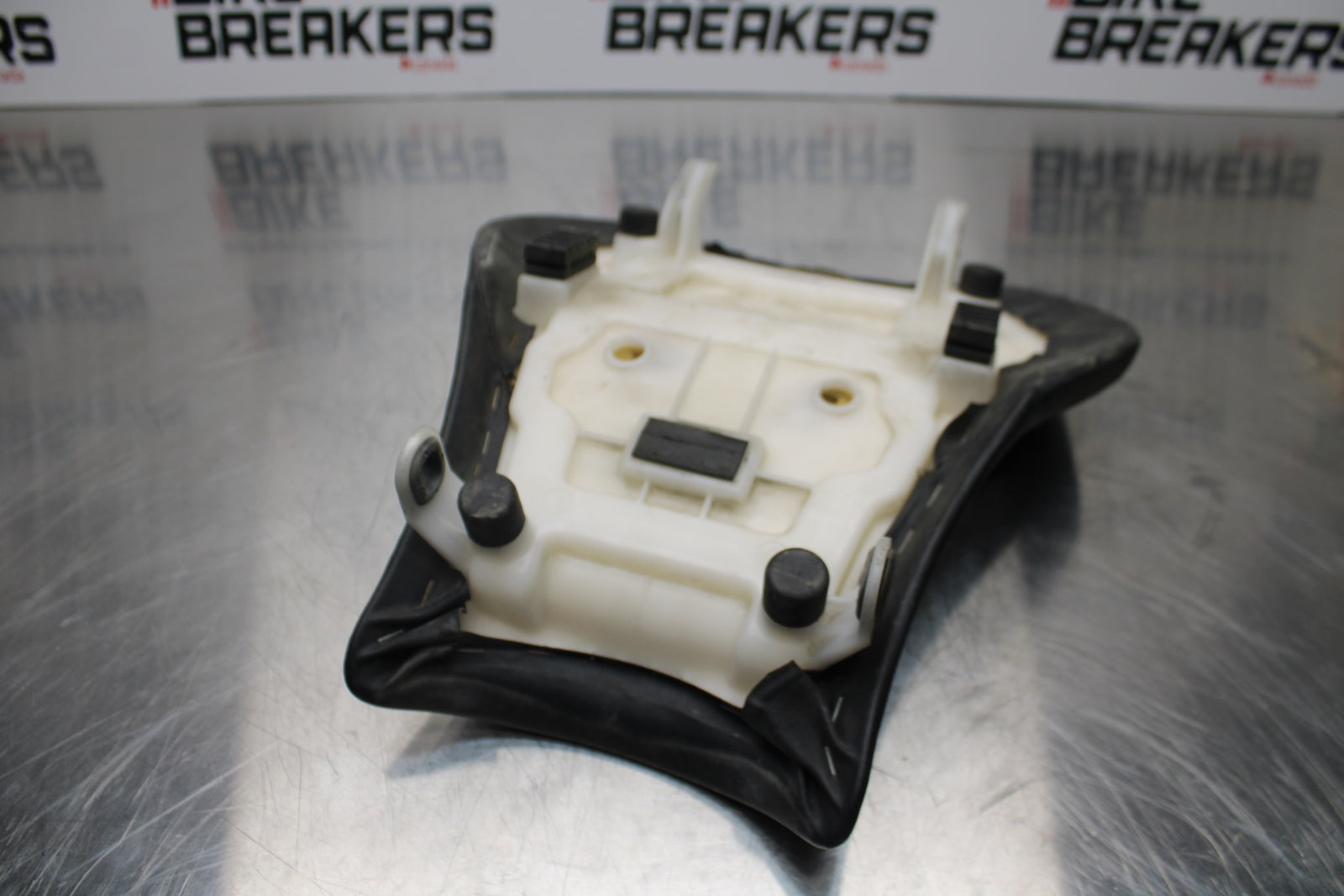 11 SUZUKI GSXR1000 FRONT DRIVERS SEAT PAD SADDLE PILLION BB142