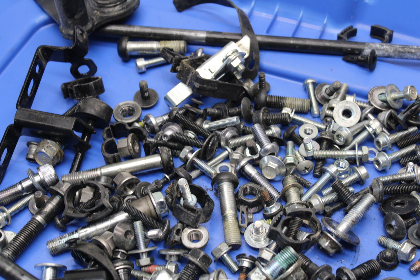 22-24 YAMAHA XSR900 MOUNTING BOLTS HARDWARE MOTOR SCREWS BB683