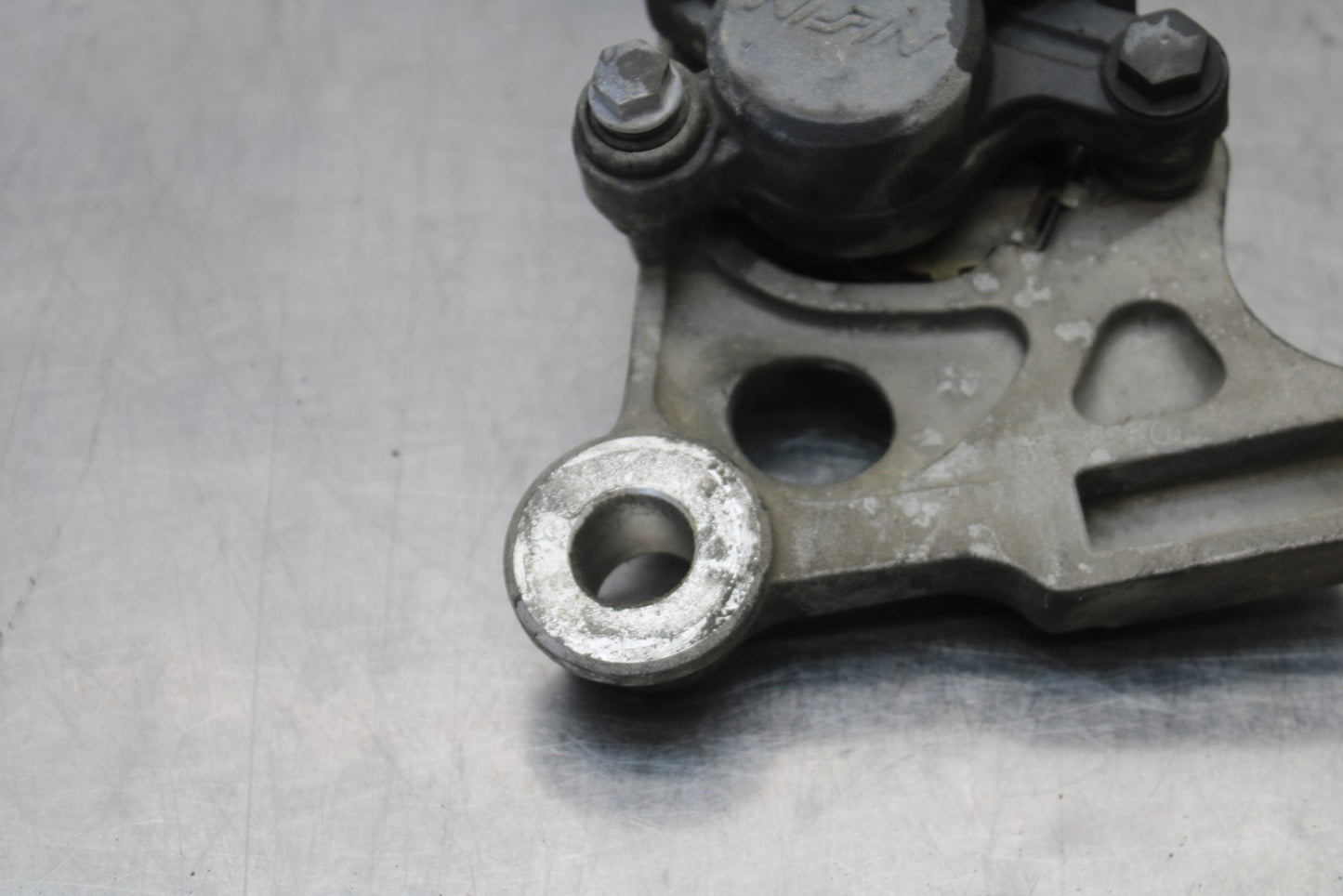 01-06 HONDA CBR600F4I REAR BACK BRAKE CALIPER W MOUNT BRACKET BB185