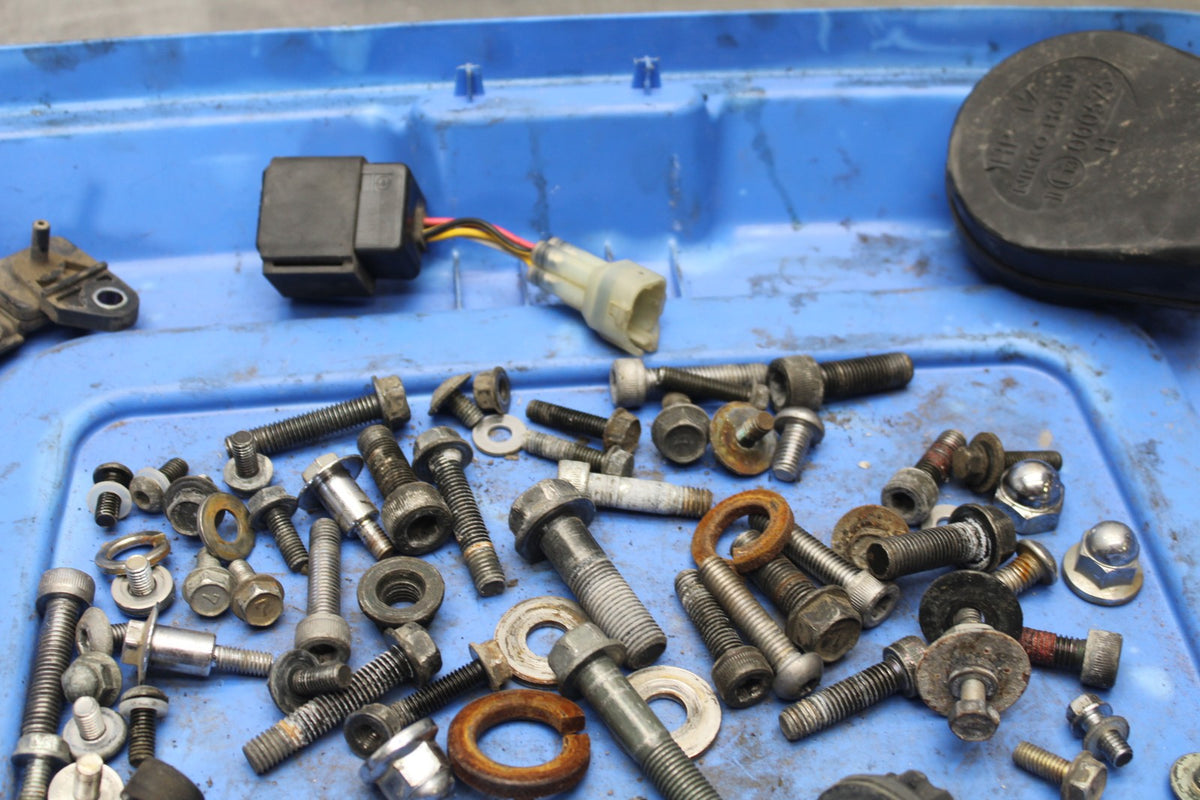 03 KAWASAKI VULCAN 1600 MOUNTING BOLTS HARDWARE SCREWS BB865