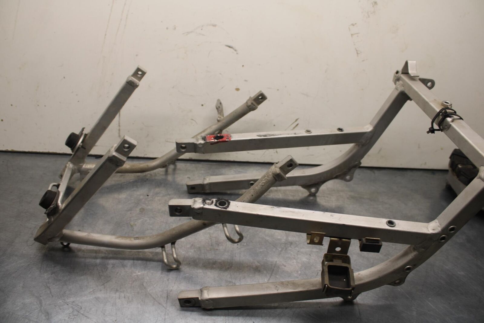 1999 Suzuki GSXR600 REAR SUBFRAME BACK SUB FRAME 41200-33E20 43980-33E20 BB608