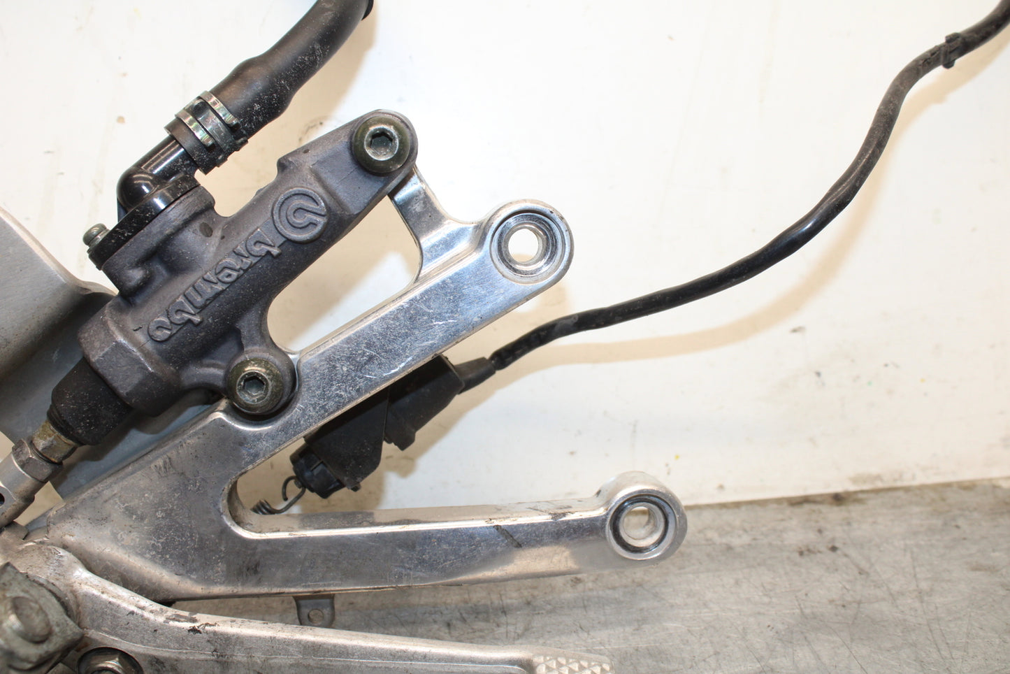 00-01 YAMAHA YZF R1 RIGHT REARSET REAR SET DRIVER FOOT PEG REST STOP BB755
