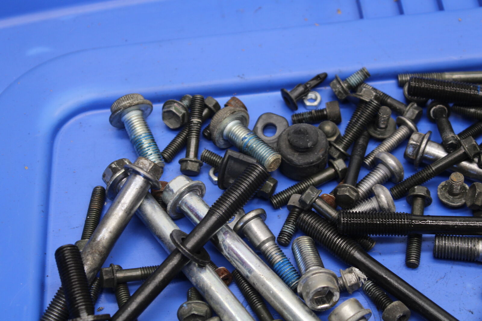 05-06 SUZUKI GSXR1000 MOUNTING BOLTS HARDWARE MOTOR SCREWS BB677