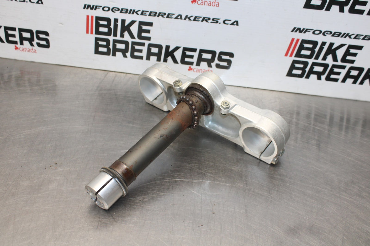 02 DUCATI MONSTER 620 FRONT FORKS CLAMP LOWER TRIPLE TREE STEM BB851