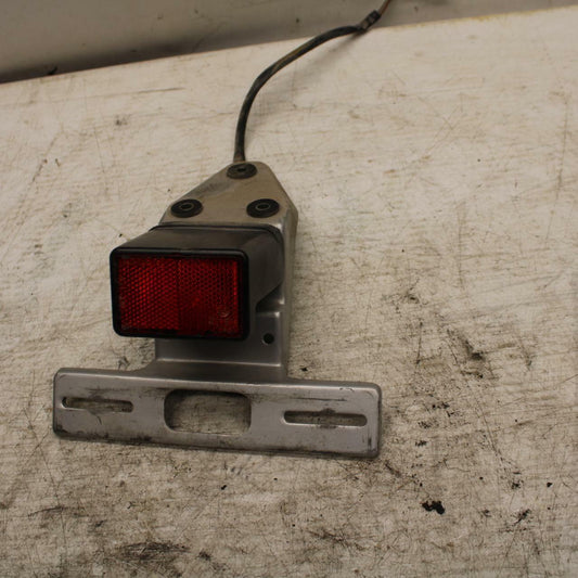 06-07 SUZUKI BOULEVARD S40 LICENSE PLATE LIGHT BRACKET BB375