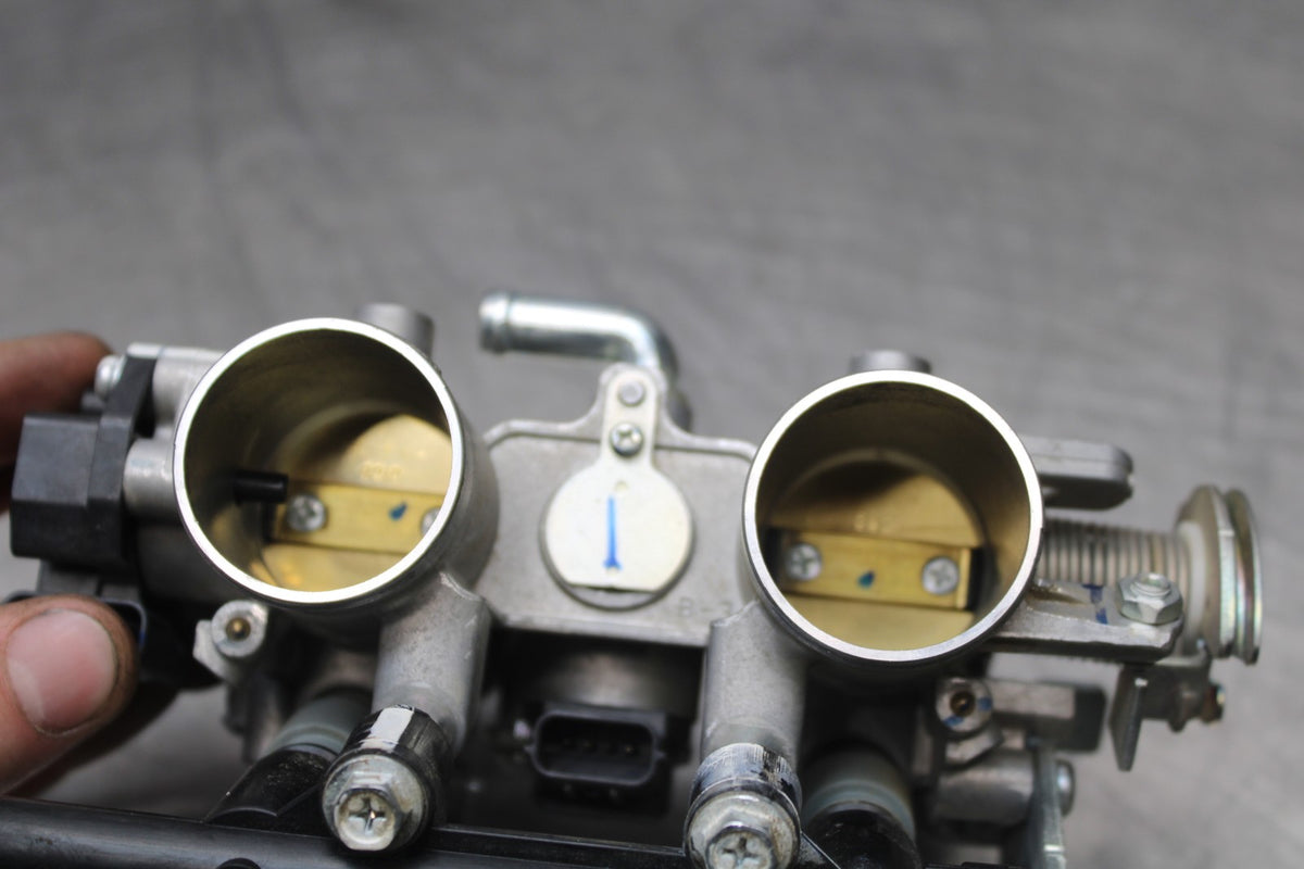 23 YAMAHA YZF R3 MAIN FUEL INJECTORS / THROTTLE BODIES BB806