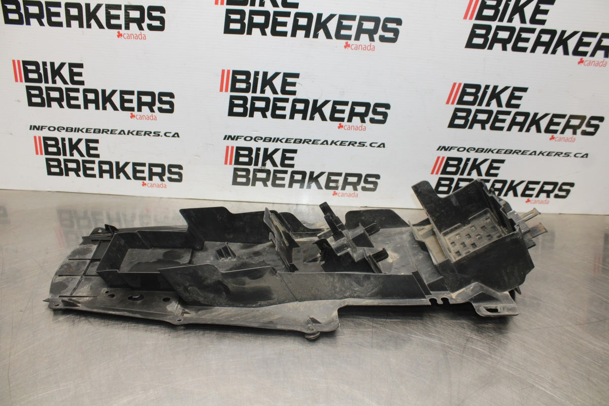 04-05 SUZUKI GSXR600 REAR BACK TAIL UNDERTAIL BATTERY TRAY PLASTIC BB792