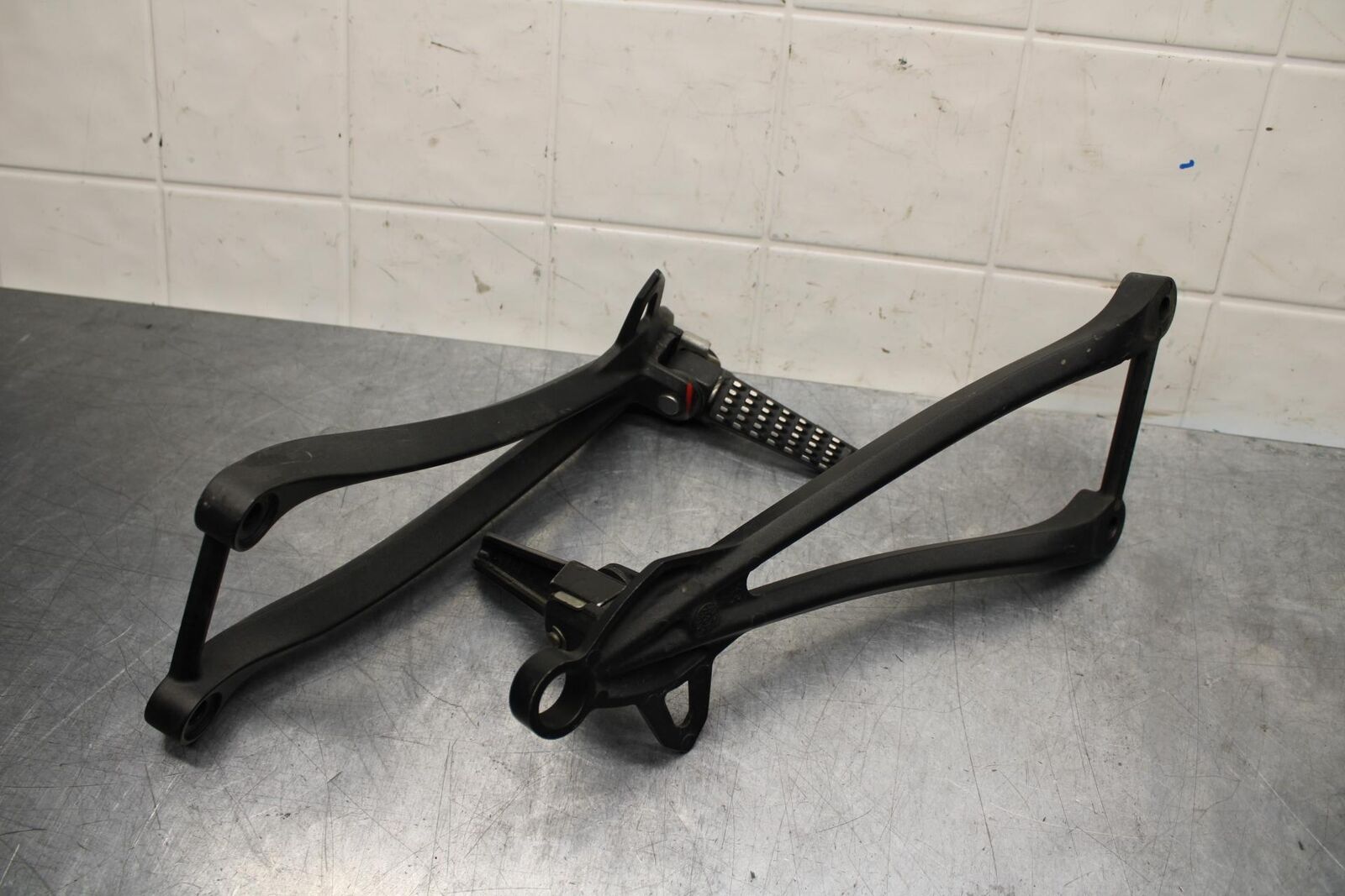 2011 Kawasaki Ninja ZX6R ZX600R RIGHT LEFT PASSENGER FOOT PEGS   BB587