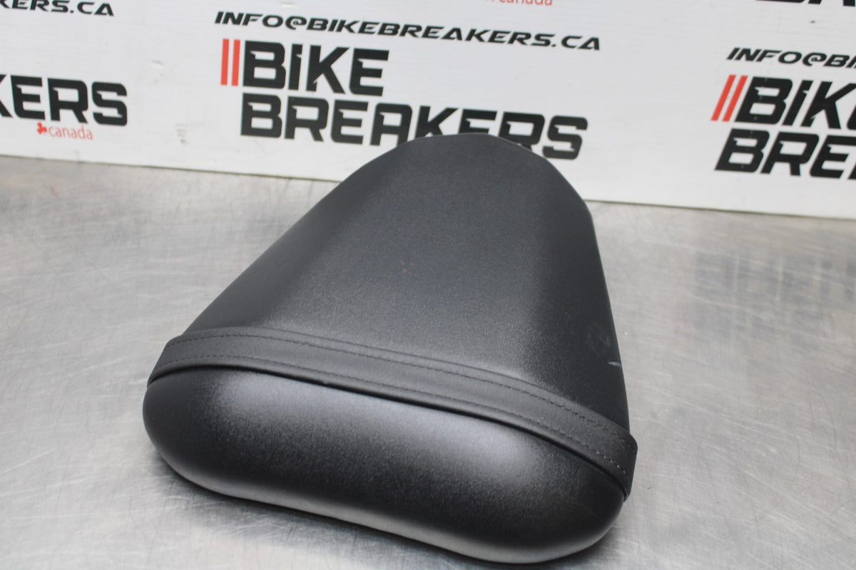 08-16 YAMAHA YZF R6 REAR BACK PASSENGER TANDEM SEAT PAD SADDLE PILLION BB856